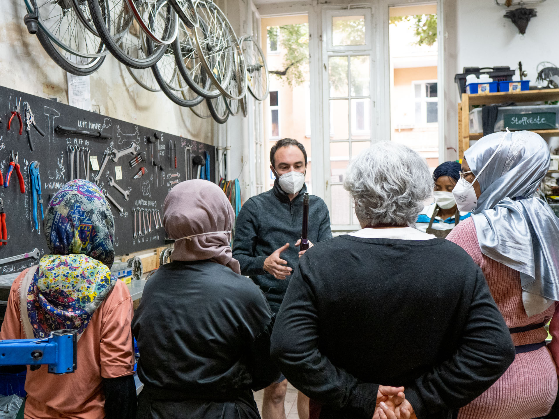 Frauen in der Fahrradwerkstatt bei ARRIVO BERLIN Übungswerkstätten