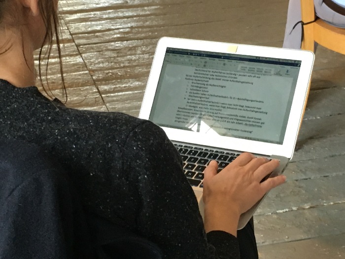 Frau arbeitet auf Macbook