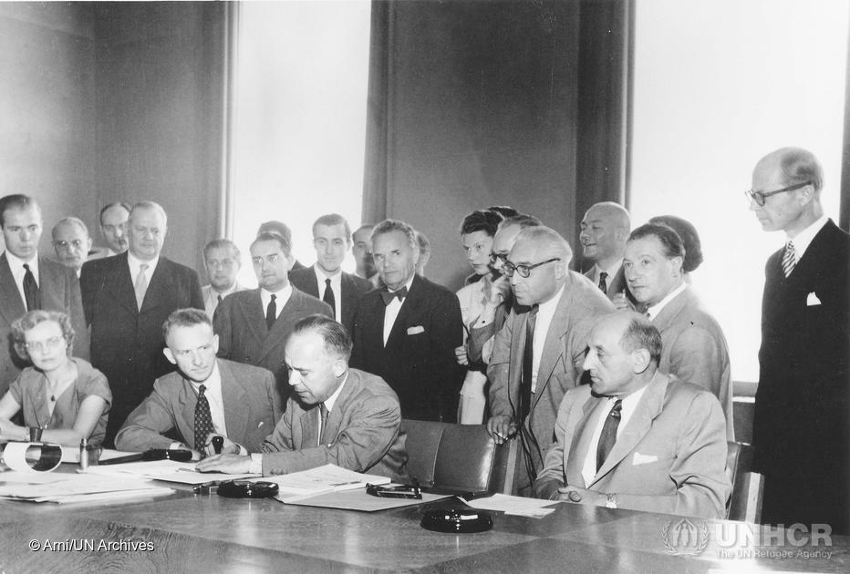 Historisches Foto von der Unterzeichnung der Genfer Flüchtlingskonvention